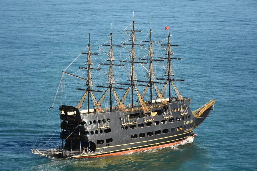 Alanya Boat Tour – Foam Party and Swimming Breaks